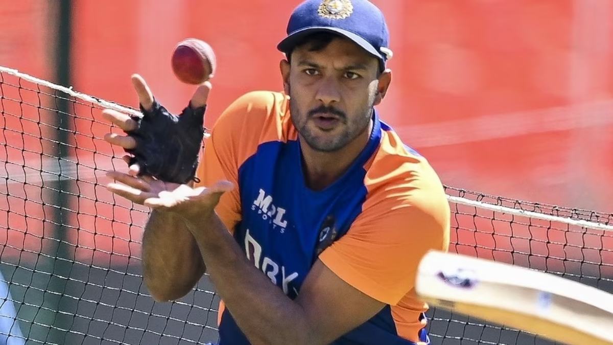 भारतीय क्रिकेटर Mayank Agarwal के पानी में था जहर? पानी पीते ही कई बार हुई उल्टियां, करवाई FIR, जानिए आखिर फ्लाइट में क्या हुआ था…
