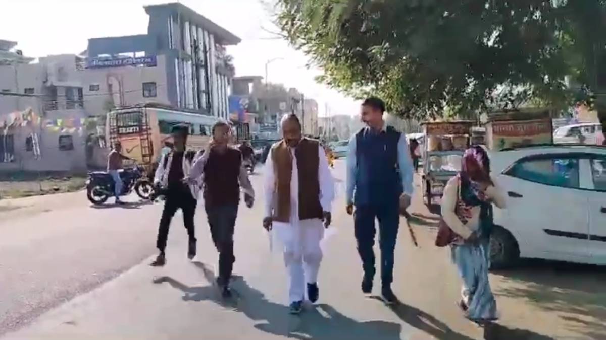 समय पर नहीं आया ड्राइवर, पैदल ही निकल पड़े केंद्रीय मंत्री वीरेंद्र खटीक, सोशल मीडिया पर वीडियो वायरल