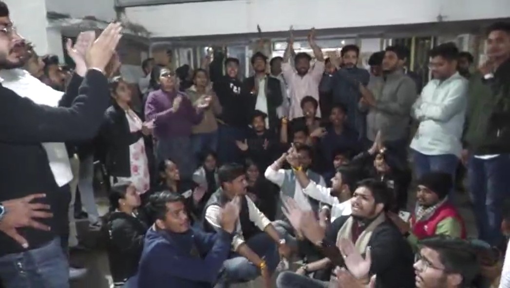 SI, ASI, कांस्टेबल, हेड कांस्टेबल लाइन अटैचः दो पक्षों में विवाद के बाद विद्यार्थी परिषद ने थाने में किया था प्रदर्शन