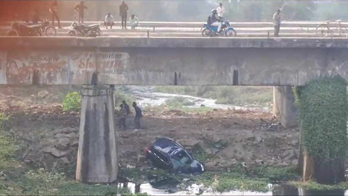 बड़ा हादसा टलाः कटारा हिल्स के ब्रिज से कार गिरी, इधर रॉयल मार्केट में कार पुल से नीचे गिरी, कोई जनहानि नहीं