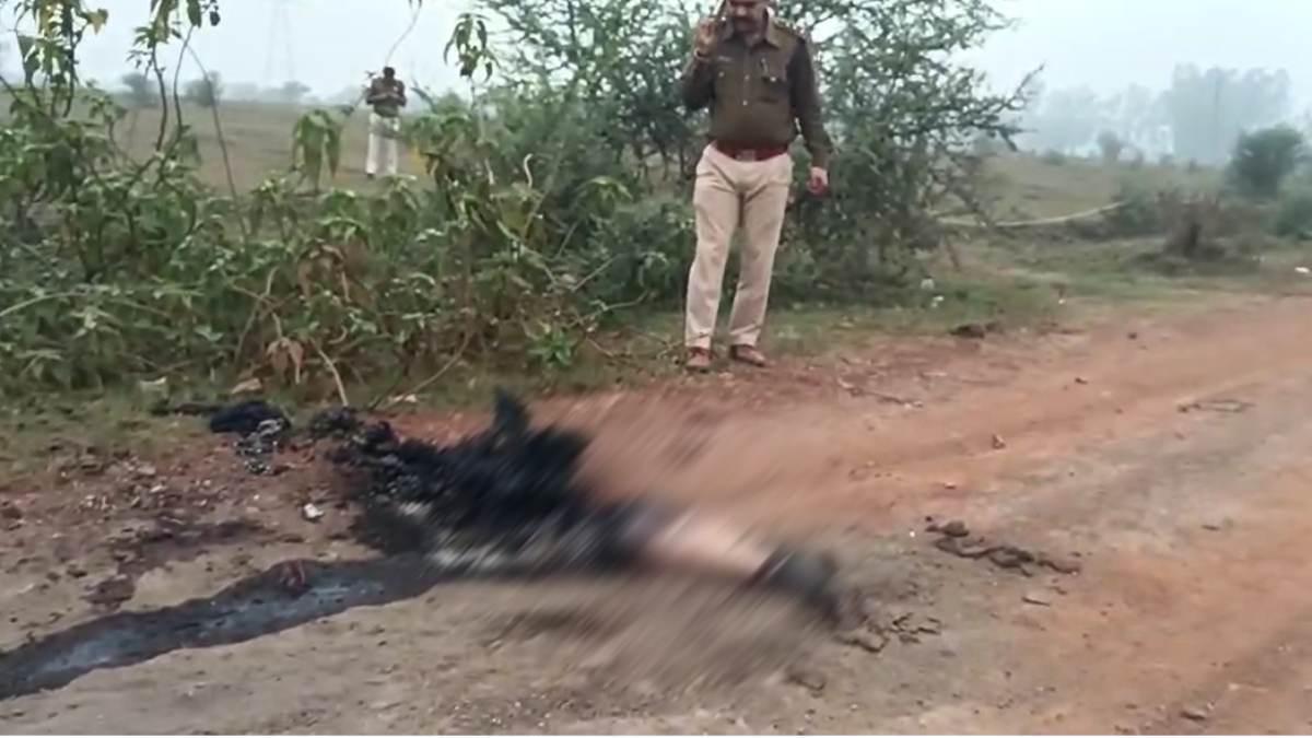 CG BREAKING : सड़क किनारे मिली महिला की अधजली लाश, इलाके में फैली सनसनी, जांच में जुटी पुलिस