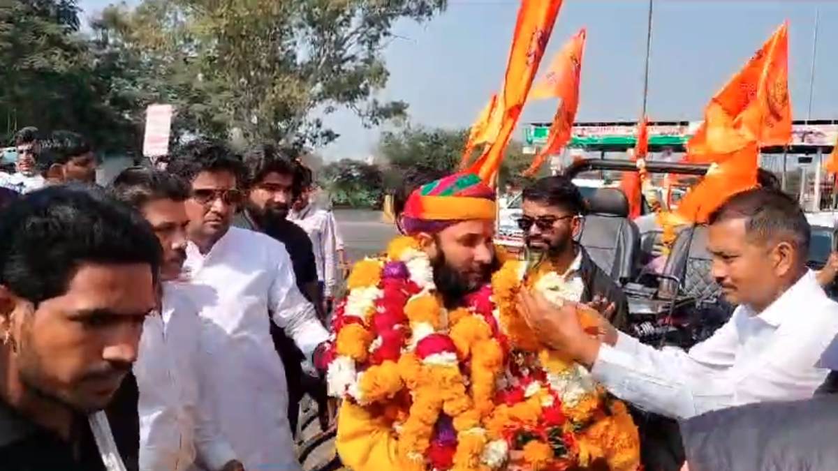 इंदौर पहुंचे करणी सेना के राष्ट्रीय महासचिव: भक्तों को भेंट की भगवान श्री राम के चरणों की रज