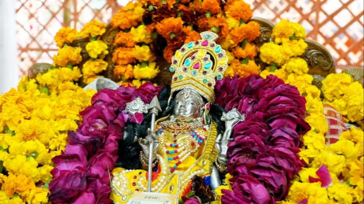 Ram Mandir के गर्भगृह में विराजमान हुए रामलला, चार घंटे तक चला पूजन अनुष्ठान