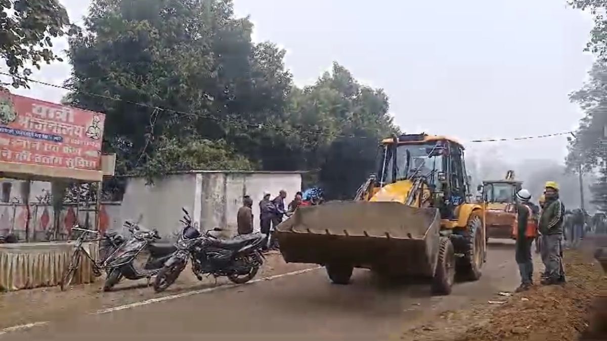 रेलवे भूमि पर अतिक्रमण हटाने के दौरान बवालः महिला ने अपने शरीर पर केरोसिन उड़ेल लेने की दी धमकी