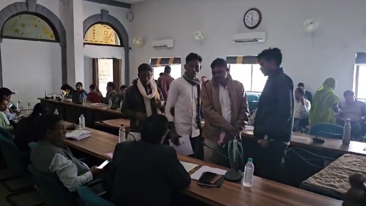कलेक्टर जनसुनवाई में बिजली गुलः अंधेरे में पीड़ितों की शिकायत सुनते नजर आये अधिकारी