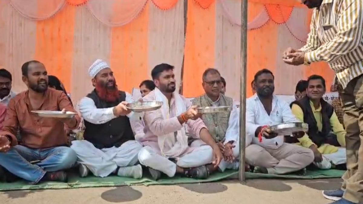 कांग्रेस पार्षदों का अनोखा विरोध प्रदर्शन: नगर निगम के सामने मांगी भीख, आयुक्त पर लगाए गंभीर आरोप