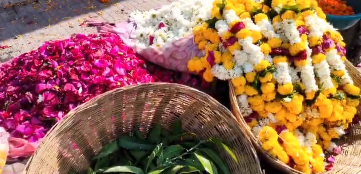भगवान श्री राम आ रहे हैं: फूलों को ‘भाव’ से नहीं भक्ति से खरीद रहे हैं, 300 में गुलाब और गेंदा 150 रुपये किलो