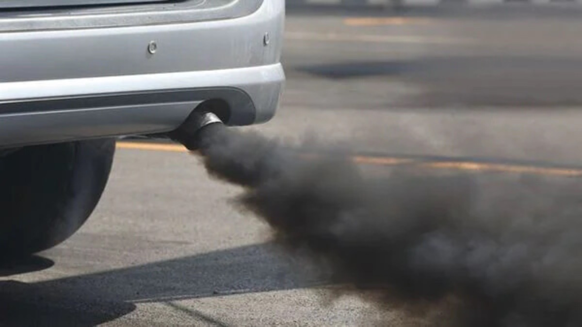 Car Care Tips: कार से निकल रहा हो काला धुआं, तो बड़ी परेशानी कर रही इंतजार, तुरंत करें यह काम