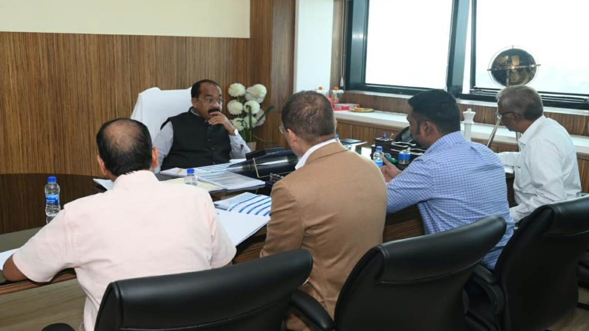 डिप्टी CM अरुण साव ने ली अधिकारियों की बैठक : निर्माण कार्यों को गुणवत्ता के साथ समय-सीमा में करने के दिए निर्देश, खाली पदों पर भर्ती के लिए पहल करने की कही बात