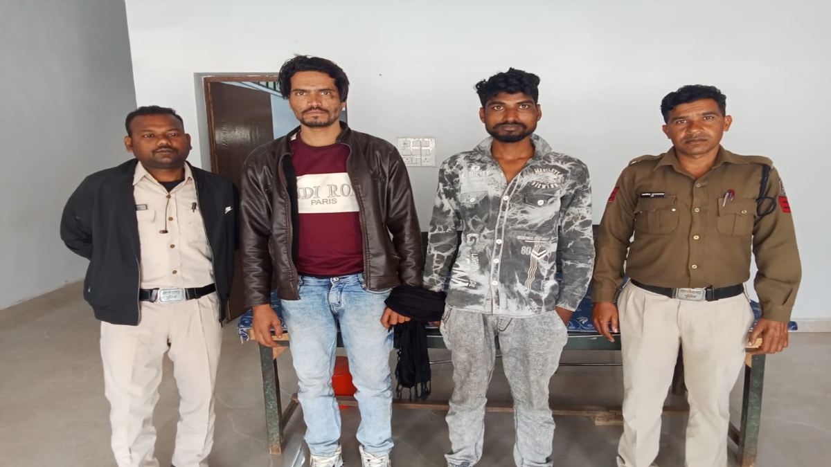प्रतिबंधित दवा बेचने ग्राहक की तलाश कर रहे थे दो युवक, पुलिस ने घेराबंदी कर पकड़ा