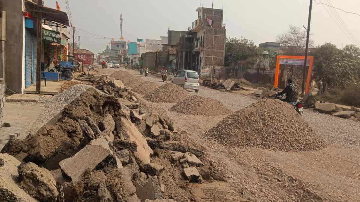 खबर का असर : गुणवत्ताहीन सड़क निर्माण पर अपर कलेक्टर ने NH के अधिकारियों को लगाई फटकार, तेजी से शुरू हुआ निर्माण कार्य