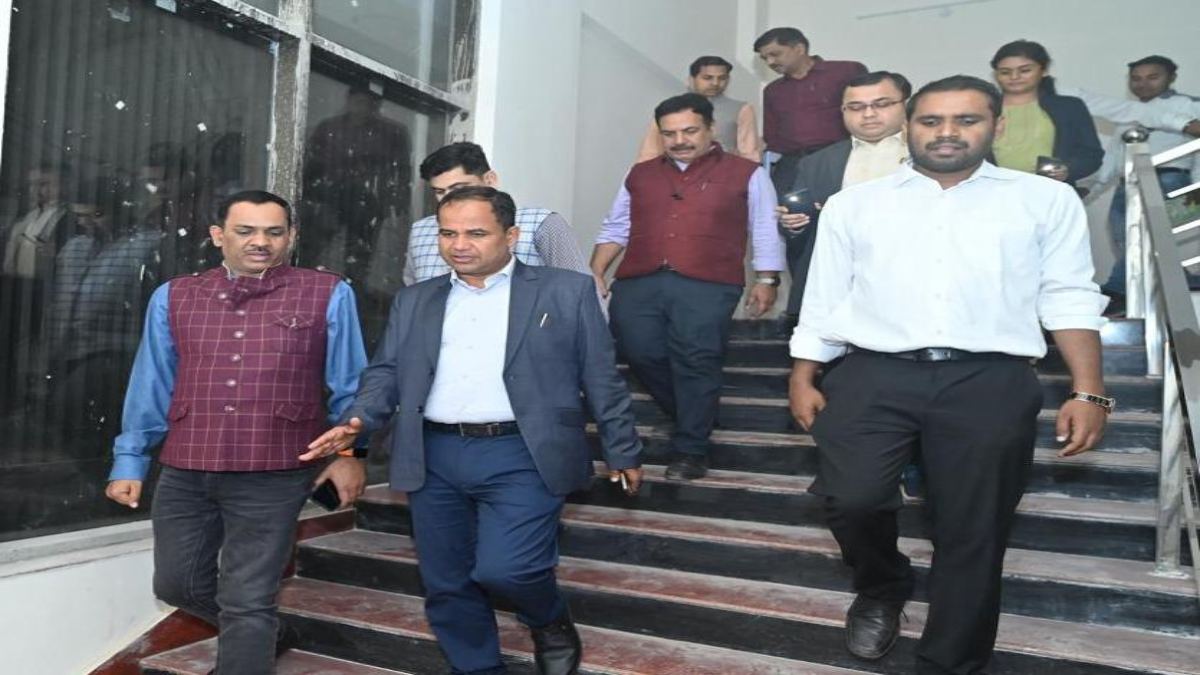 निर्माणाधीन ”स्मार्ट रीडिंग रूम” का कलेक्टर ने किया निरीक्षण, जल्द निर्माण काम पूरा करने दिए निर्देश