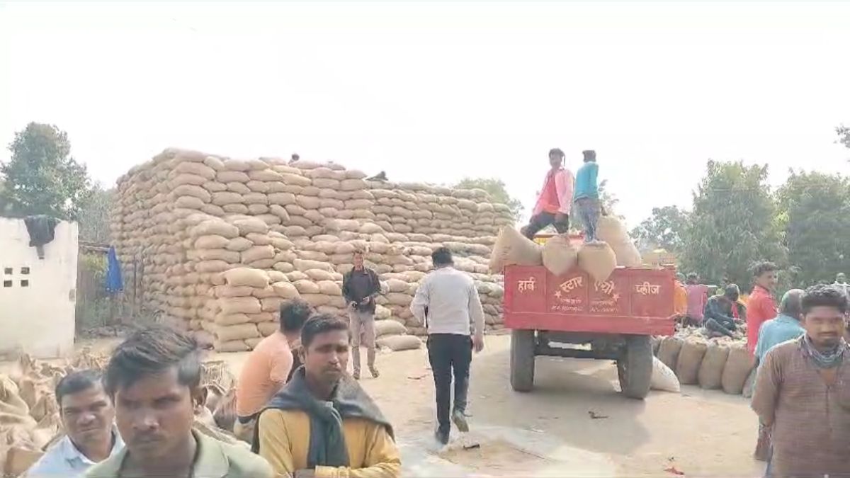 आवक भरपूर लेकिन उठाव नहीं : संग्रहण केंद्रों में खरीदी नहीं होने किसानों की बढ़ी चिंता, खुले आसमान के निचे पड़ा है धान