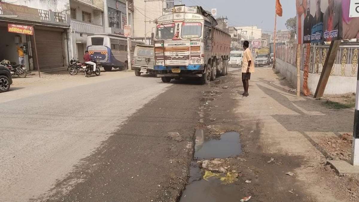 पत्थलगांव में है लोक निर्माण विभाग का संभागीय मुख्यालय, लेकिन रायगढ़ जिले से चलता है काम, फिर भी सड़क की स्थिति बदहाल