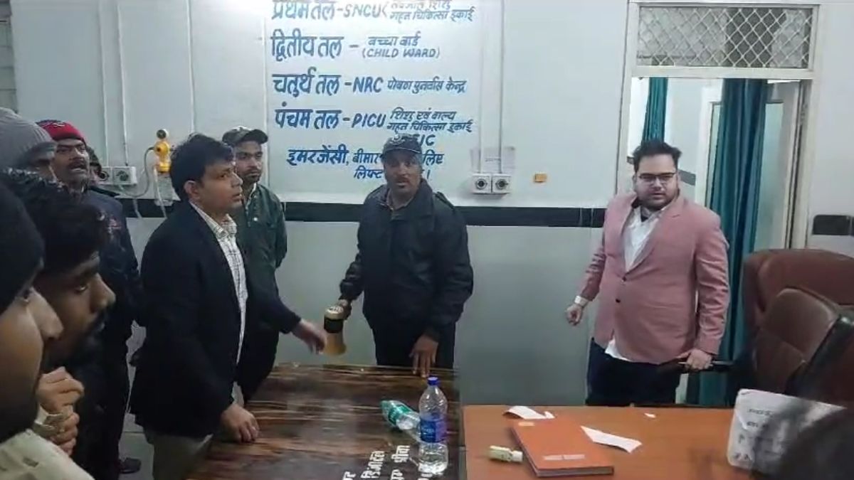 जिला अस्पताल में हंगामा: मरीज को मृत घोषित करने पर नाराज परिजनों ने डॉक्टर के साथ की मारपीट, मौके पर पहुंची पुलिस