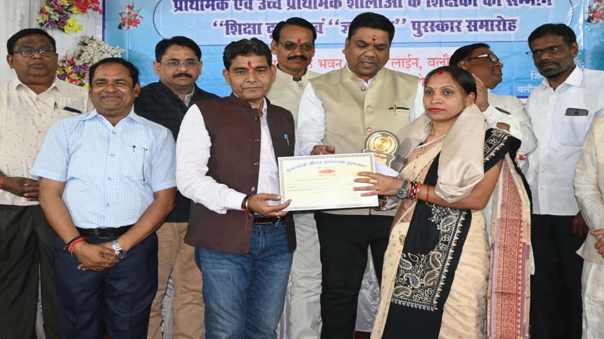 शिक्षादूत और ज्ञानदीप पुरस्कार से 18 शिक्षक हुए सम्मानित, मंत्री टंक राम ने कहा- संस्कृति और संस्कार बचाने की महत्वपूर्ण जिम्मेदारी शिक्षकों पर