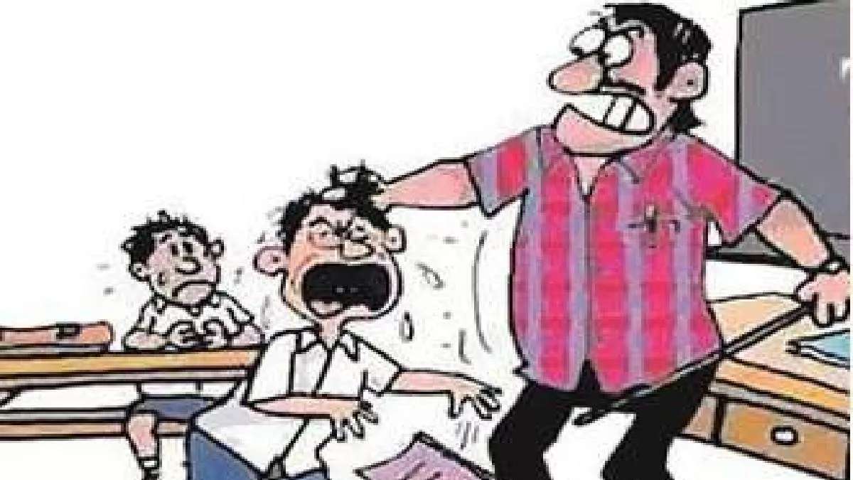 शराबी शिक्षक की कारतूत: नशे में धुत टीचर ने मासूम बच्चों को जूतों से पीटा, परिजनों से की गाली-गलौज, केस दर्ज
