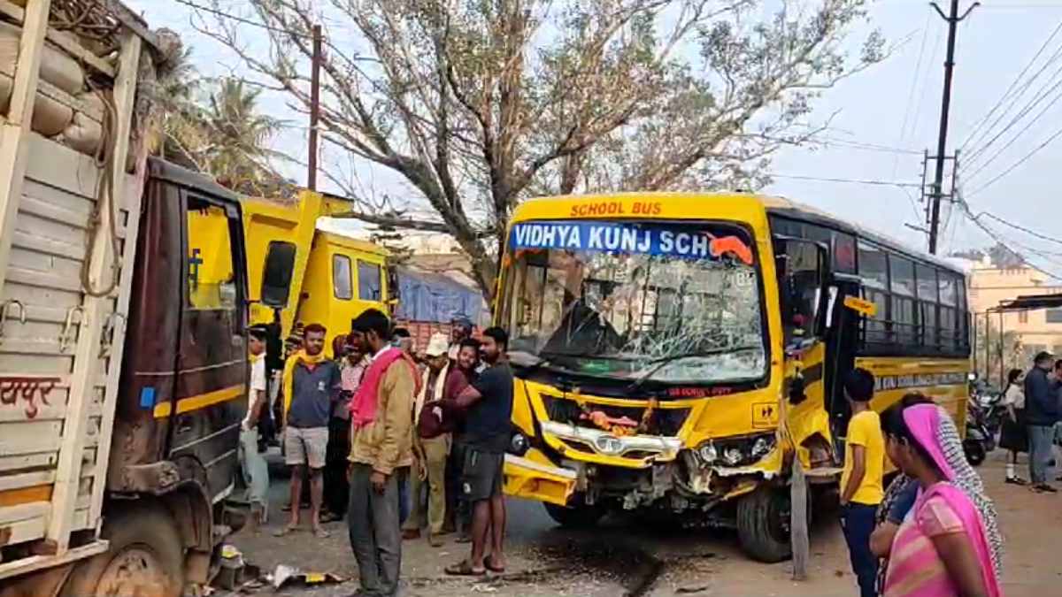 CG BREAKING : स्कूल बस और ट्रक की टक्कर, ड्राइवर समेत बड़ी संख्या में बच्चे हुए घायल, हादसे के बाद मची अफरा-तफरी …