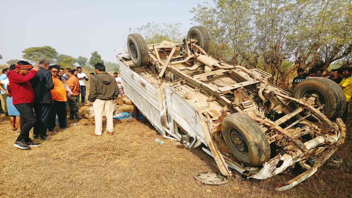 CG NEWS : तेज रफ्तार पिकअप के पलटने से मवेशियों की मौत, तस्कर भी घायल