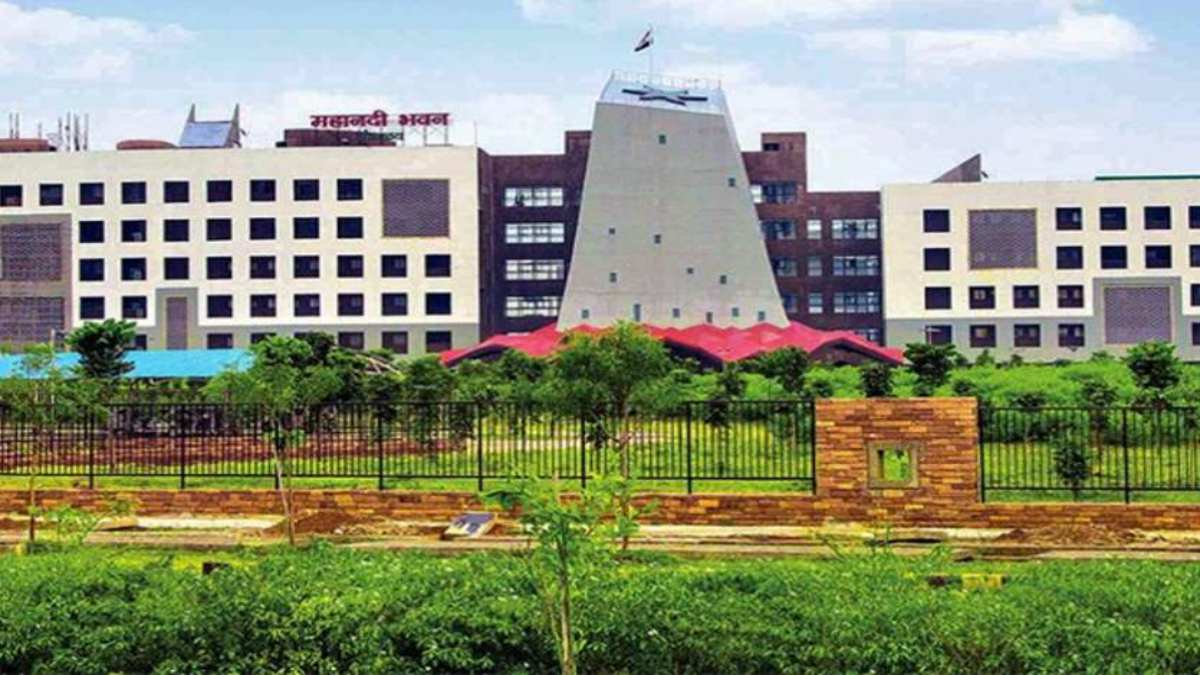 डीडी सिंह की बढ़ी मुश्किलें : 10 जिलों के अधिकारियों ने खोला मोर्चा, तत्काल पद से हटाने के लिए सीएम को लिखा पत्र