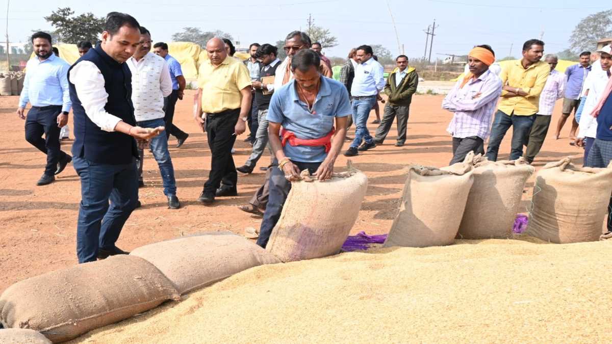 धान खरीदी केंद्र का निरीक्षण करने पहुंचे कलेक्टर, किसानों से की चर्चा, धान के शीघ्र उठाव के दिए निर्देश