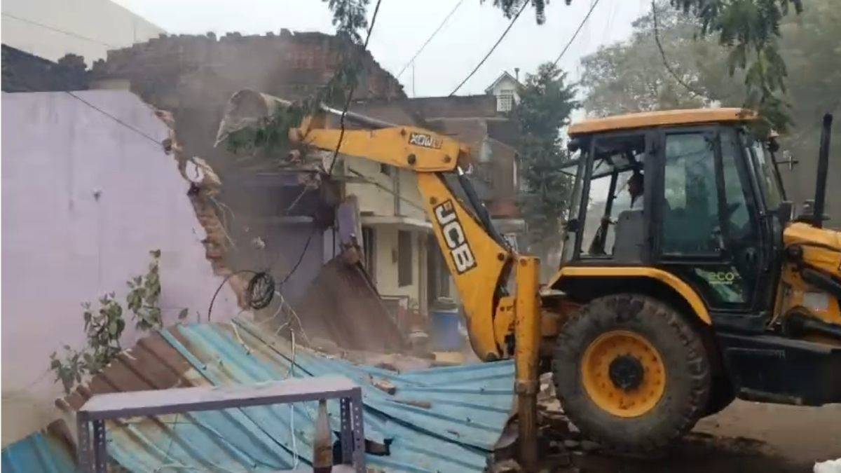 अवैध अतिक्रमण पर चला बुलडोजर: लोगों ने किया विरोध, विधायक ने कहा- नरोत्तम मिश्रा चुनाव हार गए हैं तो…