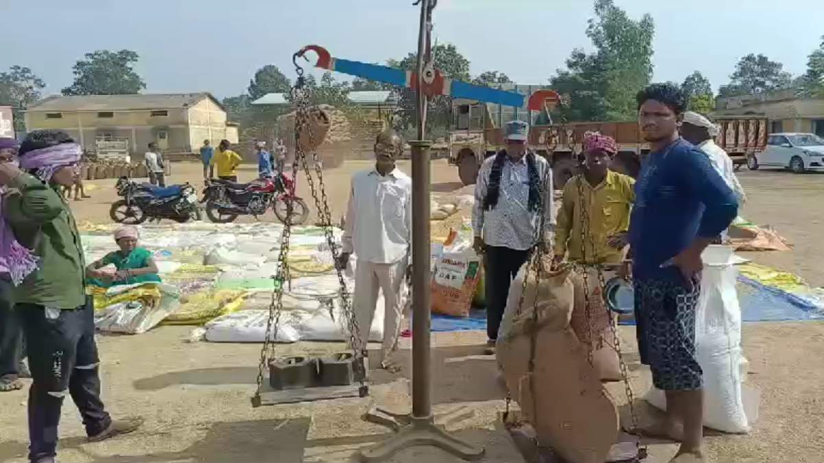 तौल में झोल : अन्नदाताओं की जेब में पैसे की जगह डाला जा रहा डाका, हर मानक बोरी में 1 से 3 किलो का हो रहा खेला, सवाल करने पर किसानों और पत्रकारों पर ही भड़क रहे प्रबंधक