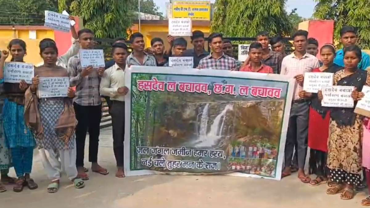 हसदेव जंगल बचाने सड़क पर उतरे बच्चे, कहा – आज भी जंगल पर निर्भर हैं आदिवासी