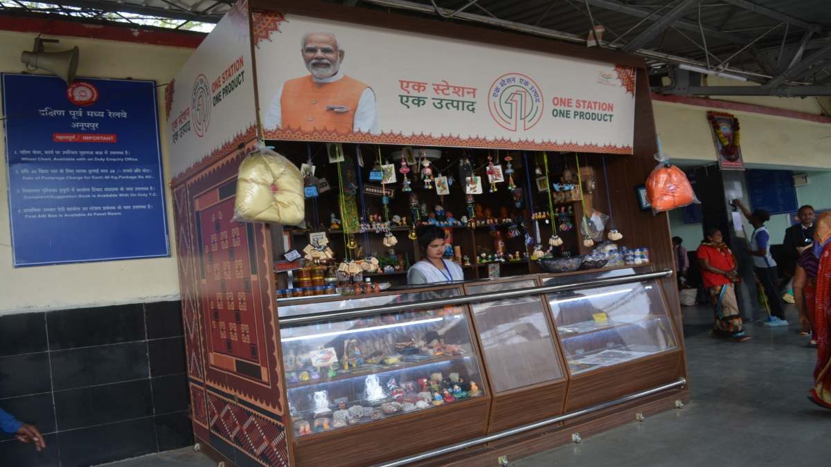 वोकल फॉर लोकल : स्थानीय उत्पादों को वैश्विक पटल पर लाने 46 स्टेशनों में स्थापित हुआ ‘वन स्टेशन वन प्रॉडक्ट’ का आउटलेट