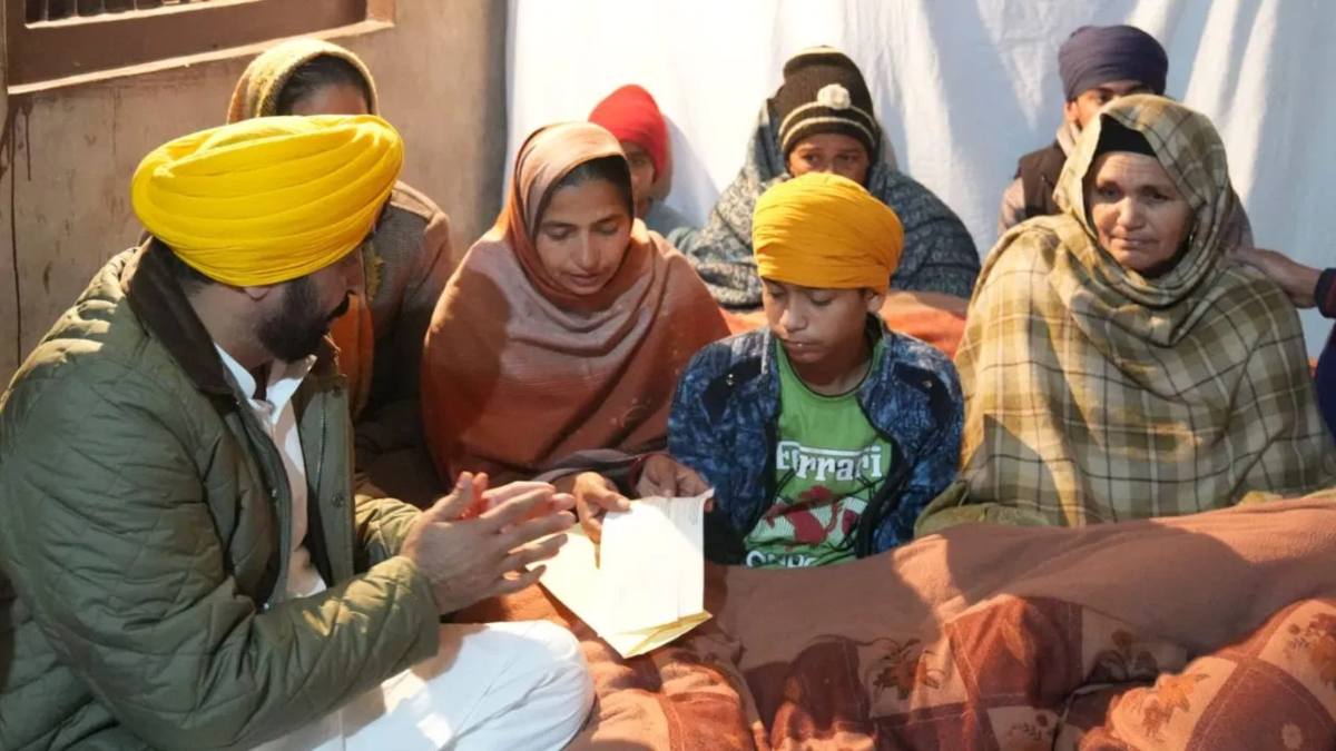 Punjab News : सीएम मान पहुंचे शहीद हवलदार जसपाल सिंह के घर, परिवार को सौंपा 1 करोड़ रुपए का चेक