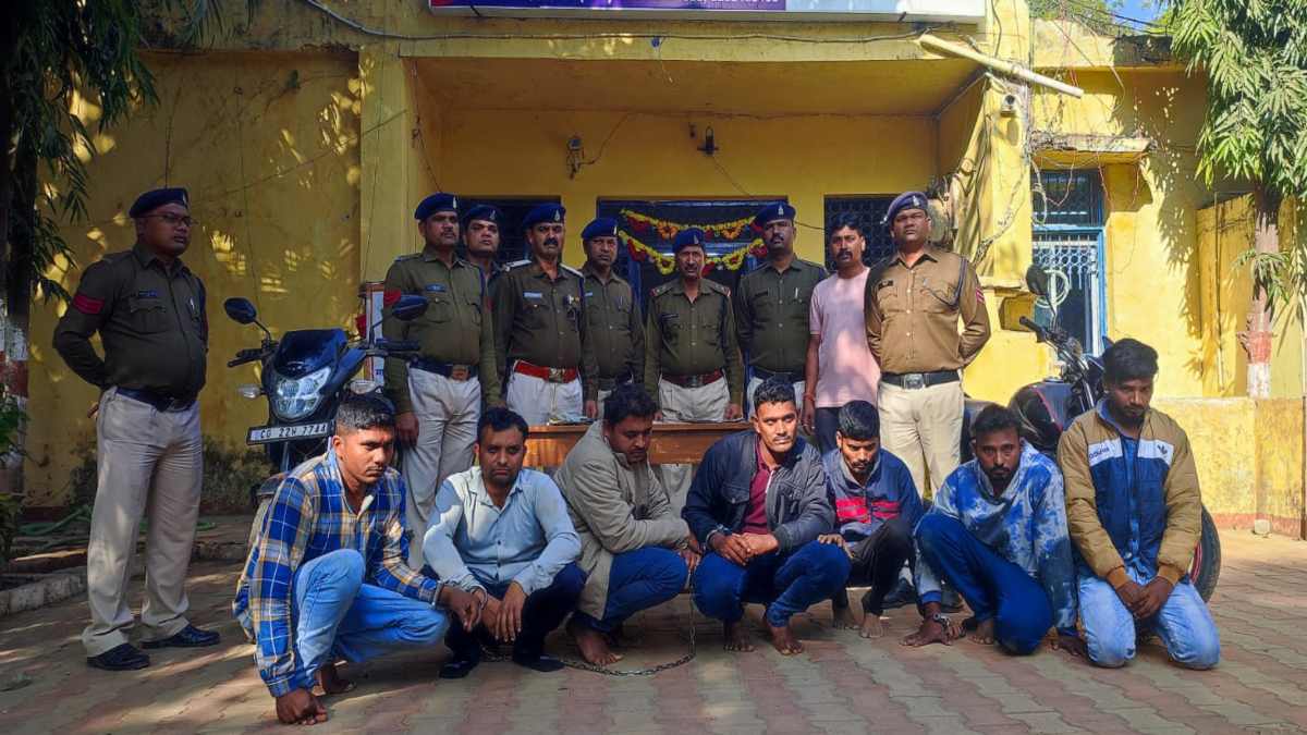 CG में शातिर चोर गिरोह का पर्दाफाश : चोरों ने पटवारी समेत अन्य 4 घरों में की थी सेंधमारी, 7 आरोपी गिरफ्तार, नगदी और लाखों का सोना जब्त