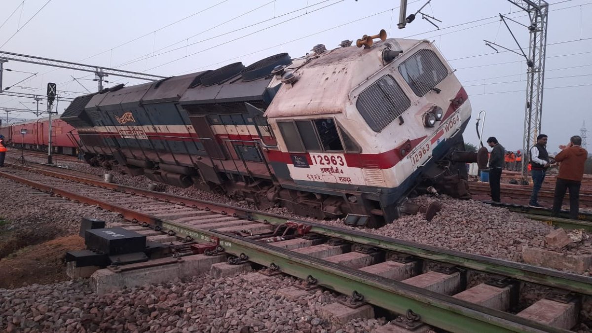 CG BREAKING : मालगाड़ी का इंजन हुआ डिरेल, पैसेंजर ट्रेन के यात्रियों को हुई काफी परेशानी