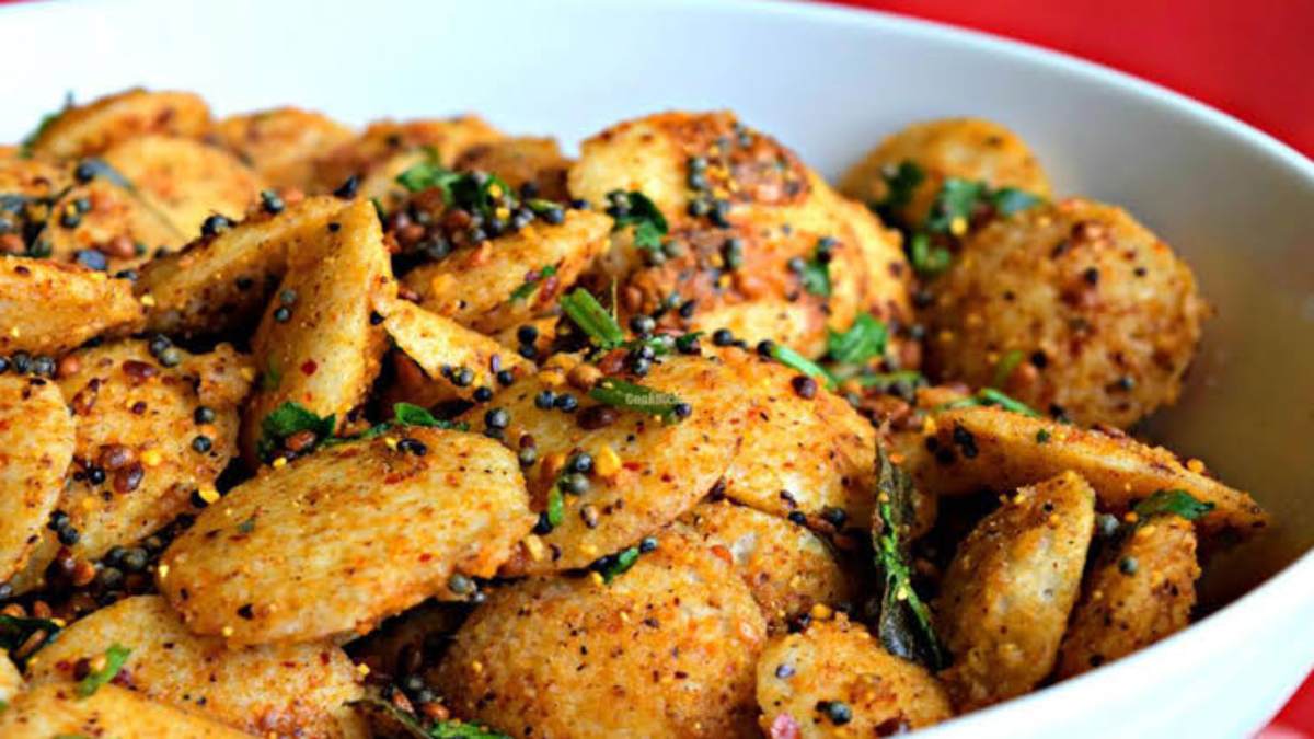 Today’s Recipe : राेज एक ही तरह का नाश्ता खाकर हो गए हैं बोर, तो ट्राई करें फ्राइड इडली, लगती है बहुत टेस्टी