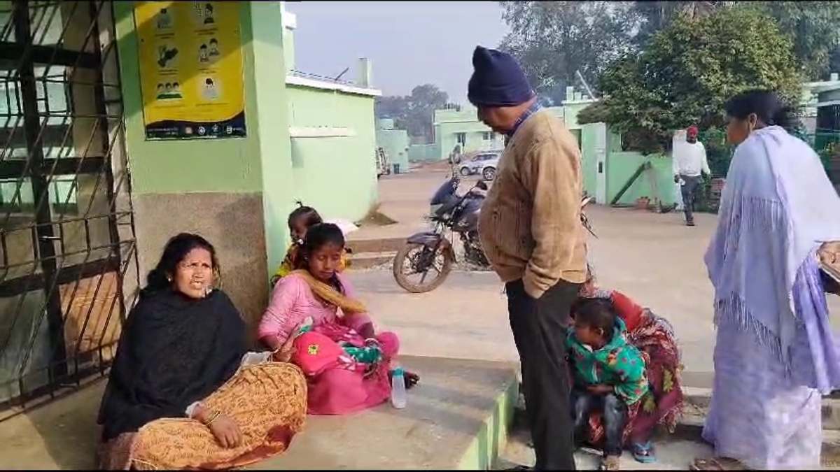 बस के चक्के में बच्ची : प्लास्टिक की थैली में मिली नवजात, कंडक्टर की सूझबूझ से बच गई जान