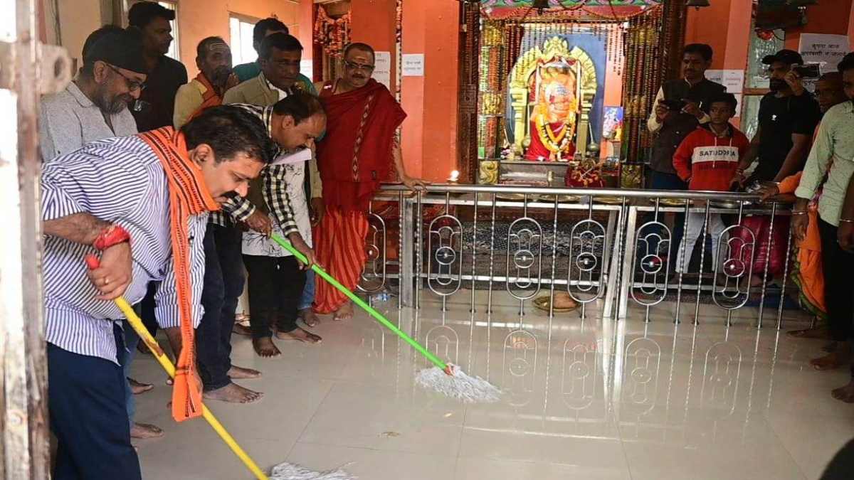 मंदिर में डिप्टी CM विजय शर्मा ने की साफ-सफाई, श्री राम लला के प्राण प्रतिष्ठा के दिन घर-घर दीपक जलाने की अपील