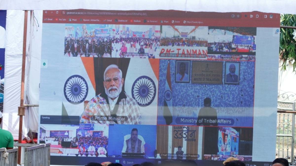 PM मोदी ने जारी की आवास योजना की पहली किश्त, बोले- इस बार पक्के घर में दिवाली मनाएंगे अति पिछड़ी जनजाति परिवार के लोग