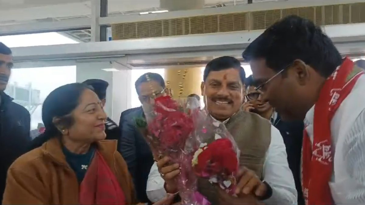 MP News: सीएम मोहन ट्रांजिट विजिट पहुंचे खजुराहो, जन प्रतिनिधियों और अधिकारियों ने पुष्प गुच्छ देकर किया वेलकम