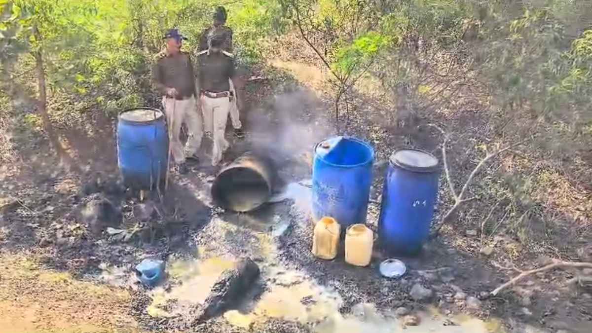 आबकारी विभाग की छापामार कार्रवाई: टीम ने लाखों की अवैध शराब की नष्ट, 4 आरोपी गिरफ्तार