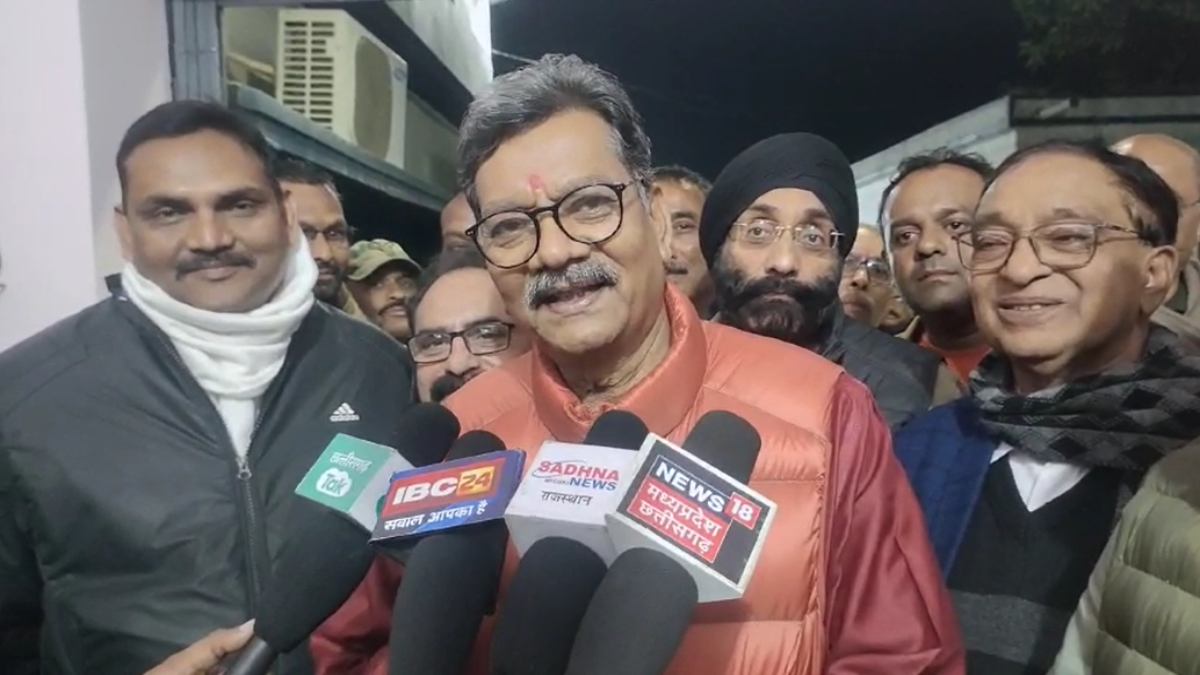 चरणदास महंत ने रेणुका सिंह पर कसा तंज : बोले- बड़ी मुश्किल से तो बेचारी चुनाव जीत कर आई थी मुख्यमंत्री बनने, लेकिन…