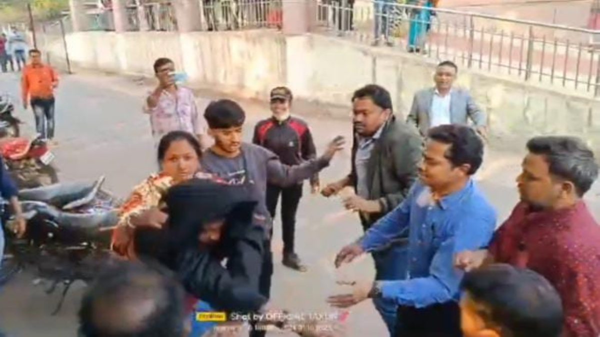 डॉक्टरों और वाहन स्टैंड कर्मचारियों के बीच हाथापाई, एक-दूसरे पर जमकर बरसाए मुक्के, मारपीट का VIDEO वायरल …