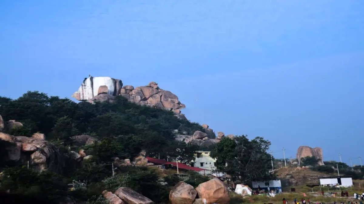 कहीं ‘खटिया खड़ी ना हो जाए’ इसलिए कोई नहीं बिछाता इस गांव में सोने के लिए खाट, पढ़िए पूरी खबर…
