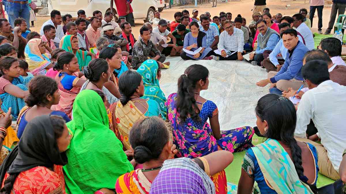 वनांचल क्षेत्र में कलेक्टर ने लगाई चौपाल, जमीन मंे बैठकर ग्रामीणों की सुनी समस्याएं, ग्रामीणों की मांग पर सुकड़ीगुहान में जल्द स्कूल खोलने के दिए निर्देश