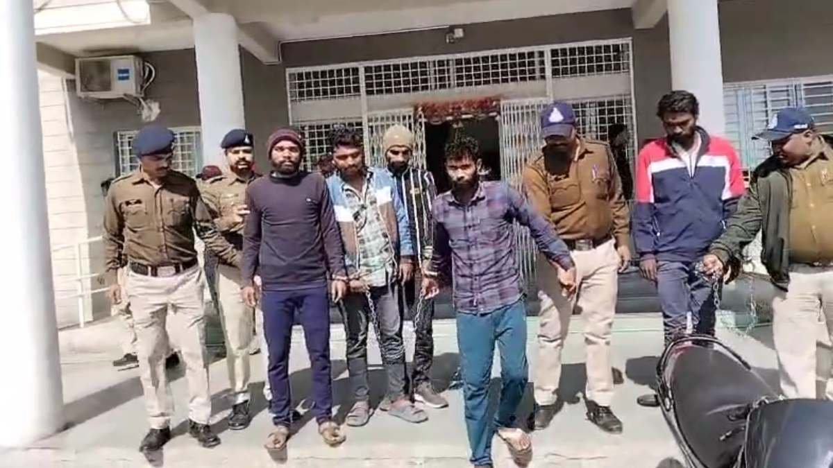 MP Crime: पेट्रोल पंप पर डकैती की साजिश रचते 5 बदमाश गिरफ्तार, पूछताछ में चोरी के अन्य मामले का हुआ खुलासा