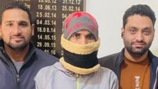 Punjab News : हाईवे लुटेरा गैंग का सरगना चकमा देकर पुलिस कस्टडी से फरार, कार लूटकर भागा आरोपी, मचा हड़कंप