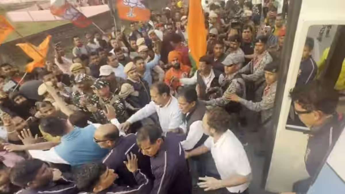 ‘सबके लिए खुली है मोहब्बत की दुकान’: भारत जोड़ो न्याय यात्रा में राहुल गांधी की बस को भीड़ ने रोका, लगाए MODI-MODI के नारे, फिर Rahul Gandhi ने ऐसे दिया जवाब…