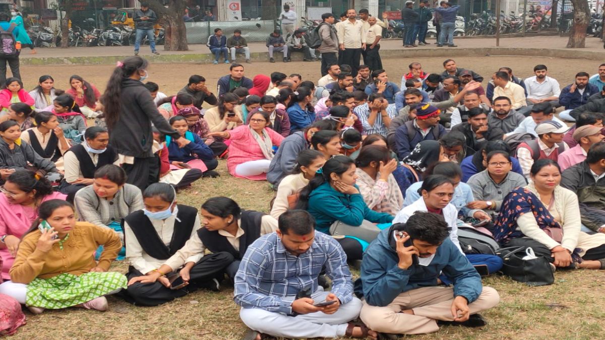 रायपुर AIIMS में 500 ठेका कर्मचारियों ने किया काम बंद, प्रबंधन पर लगाया आरोप, कहा- परमानेंट भर्ती के बाद संविदा कर्मियों को दिखाया जा रहा बाहर का रास्ता, OPD सेवाएं पड़ी ठप