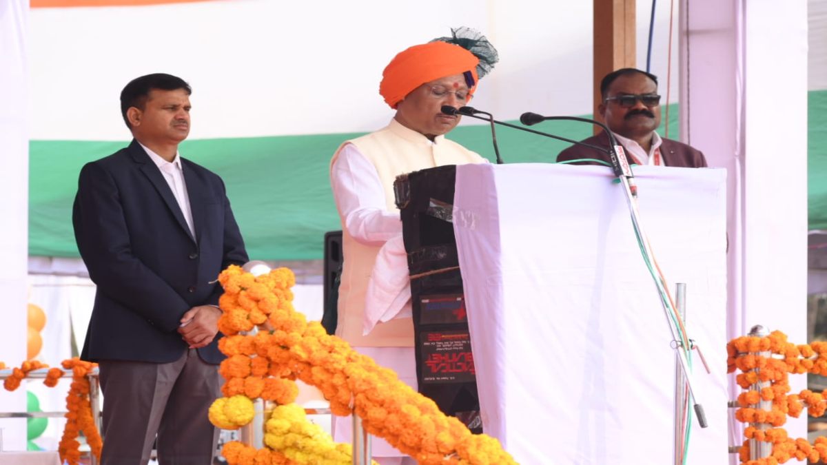 Republic Day 2024 : CM साय ने जगदलपुर में किया ध्वजारोहण, बोले- भगवान राम के प्रति अटूट श्रद्धा हमारी पहचान