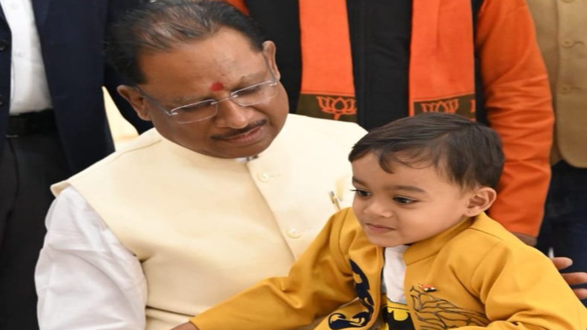 CM विष्णुदेव साय ने शहीदों के परिजनों से की मुलाकात, मुख्यमंत्री के दुलार से खुश हुआ नन्हा तेजस