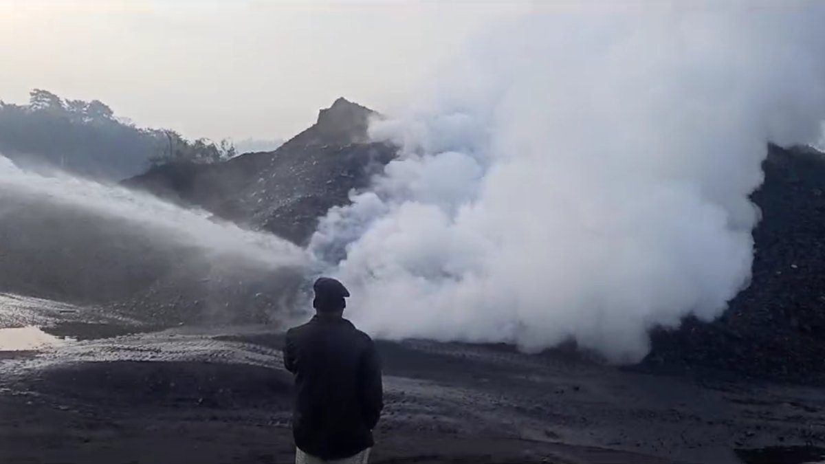 CG BREAKING : SECL के प्राइवेट साइडिंग के कोल स्टॉक में फिर से लगी भीषण आग, दमकल की गाड़ी मौके पर …