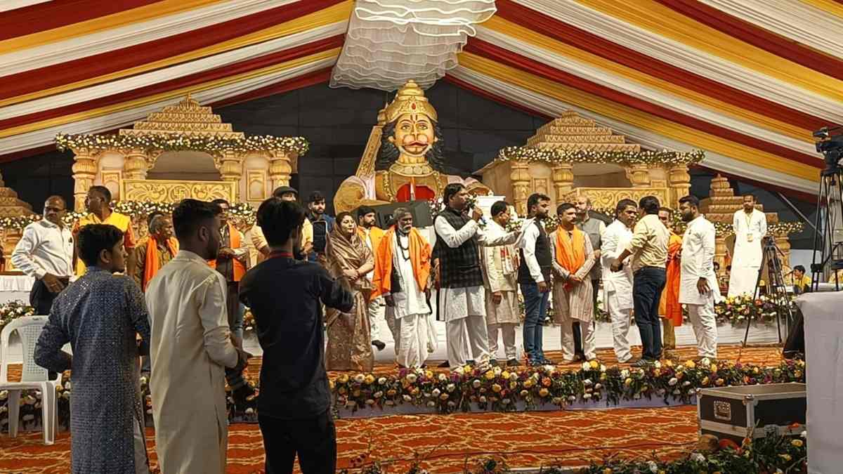 BIG NEWS : यूपी के मोहम्मद अकबर समेत 1000 लोगों ने हिंदू धर्म में की वापसी, पंडित धीरेंद्र कृष्ण ने दिया ये नया नाम
